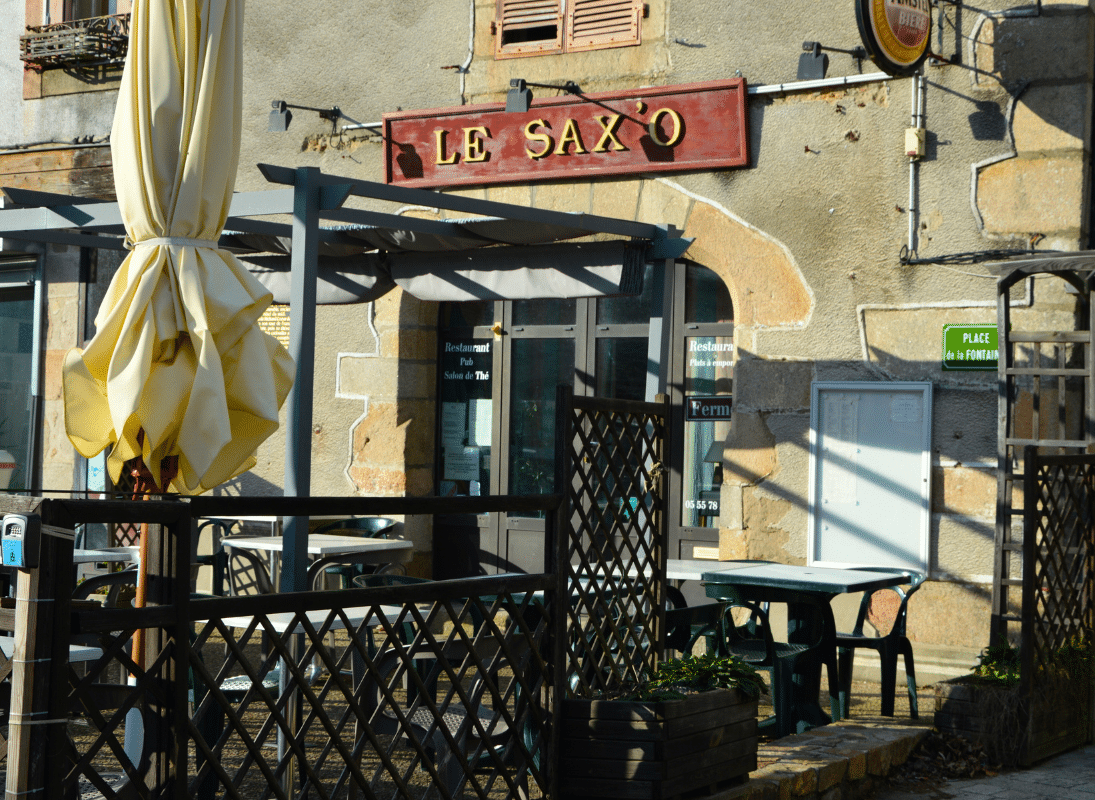 devanture-avec-terasse-pub-le-saxo-chalus