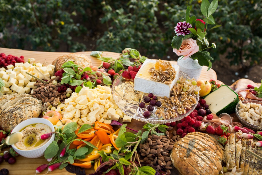 gros-plan-table-fete-divers-aliments