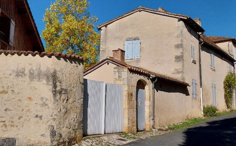 ENTREE HEBERGEMENT CHATEAU ET ANNEXE Sirtaqui