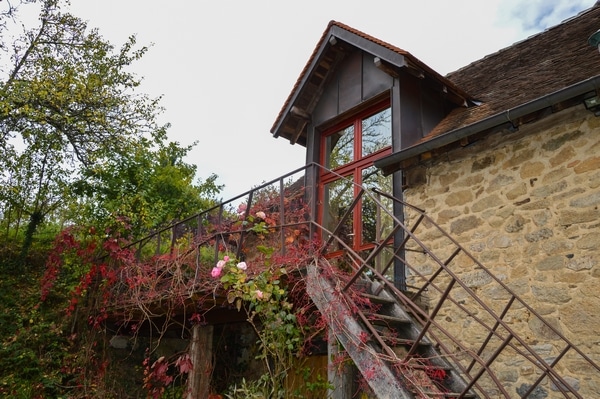extérieur-gîte-des-mélides-gîtes-de-la-grènerie-saint-hilaire-les-places