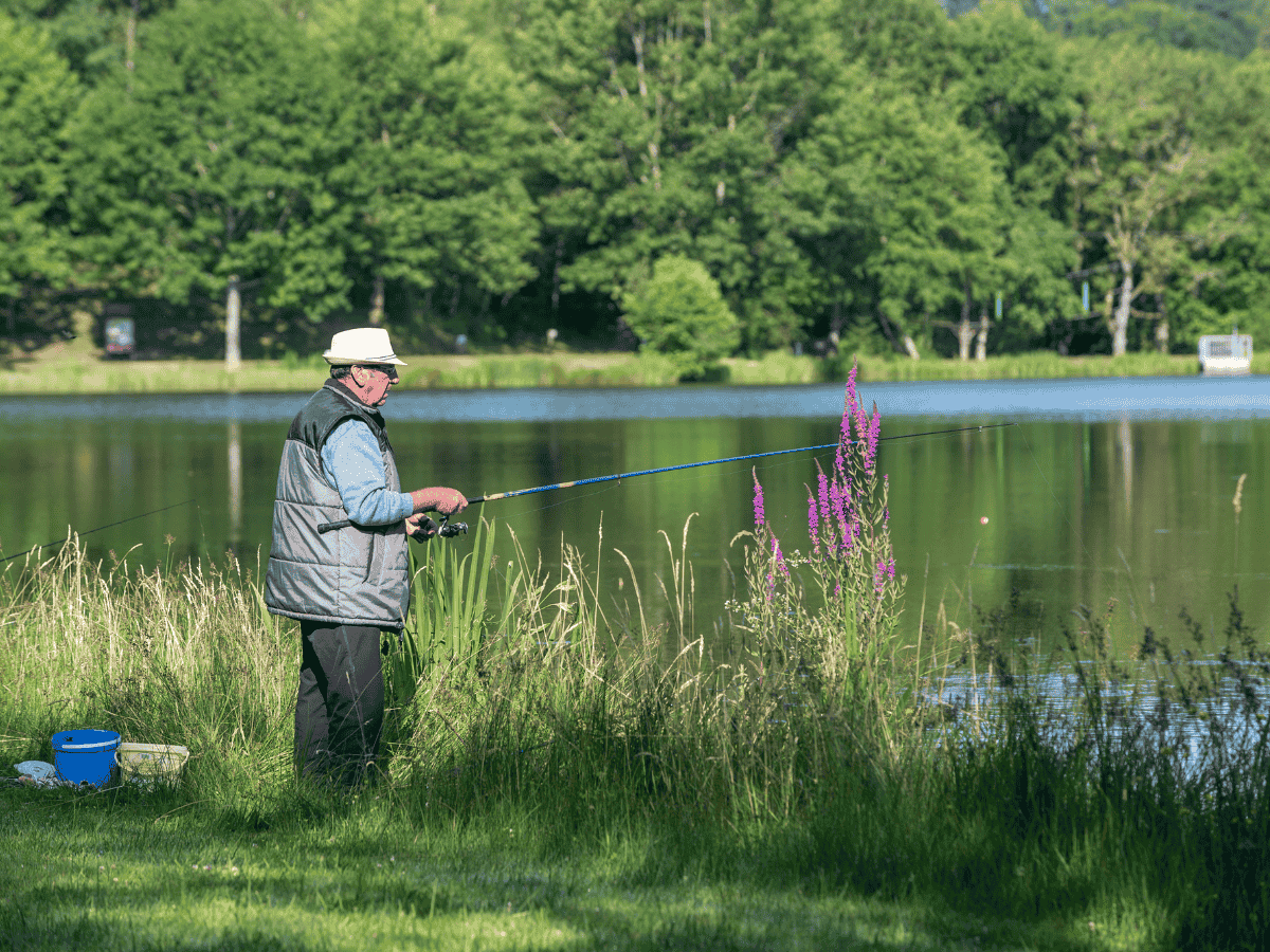 Pêche sur le plan d'eau de l'Espace-Hermeline - Bussière-Galant