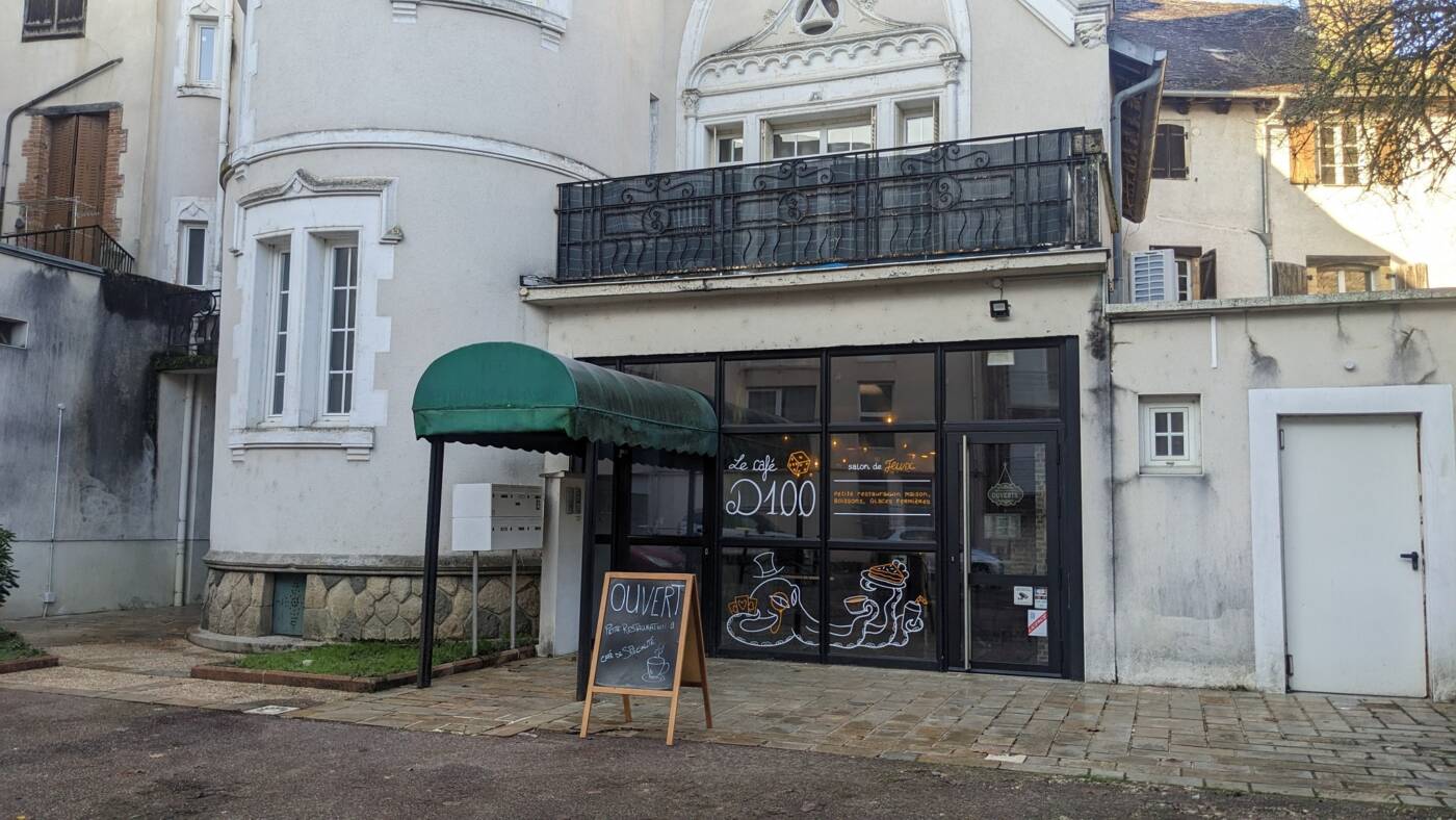 le café D100 extérieur